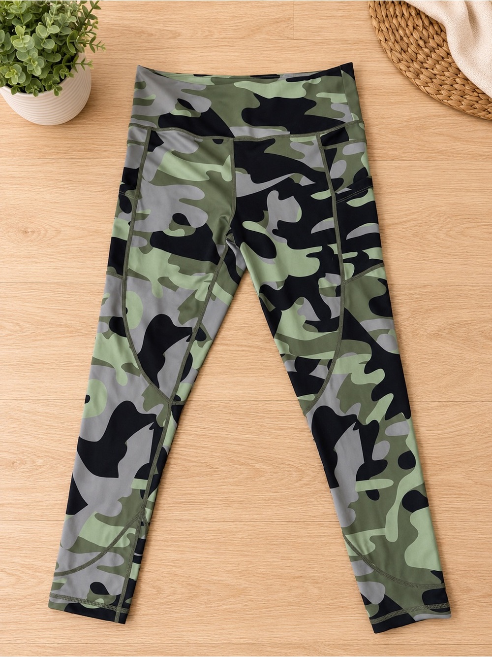 ZYIA Green & Black Camo Leggings, Medium 8-10